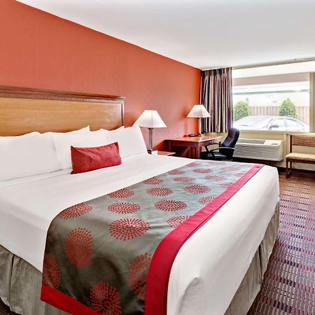 Ramada By Wyndham Baltimore West Eksteriør billede