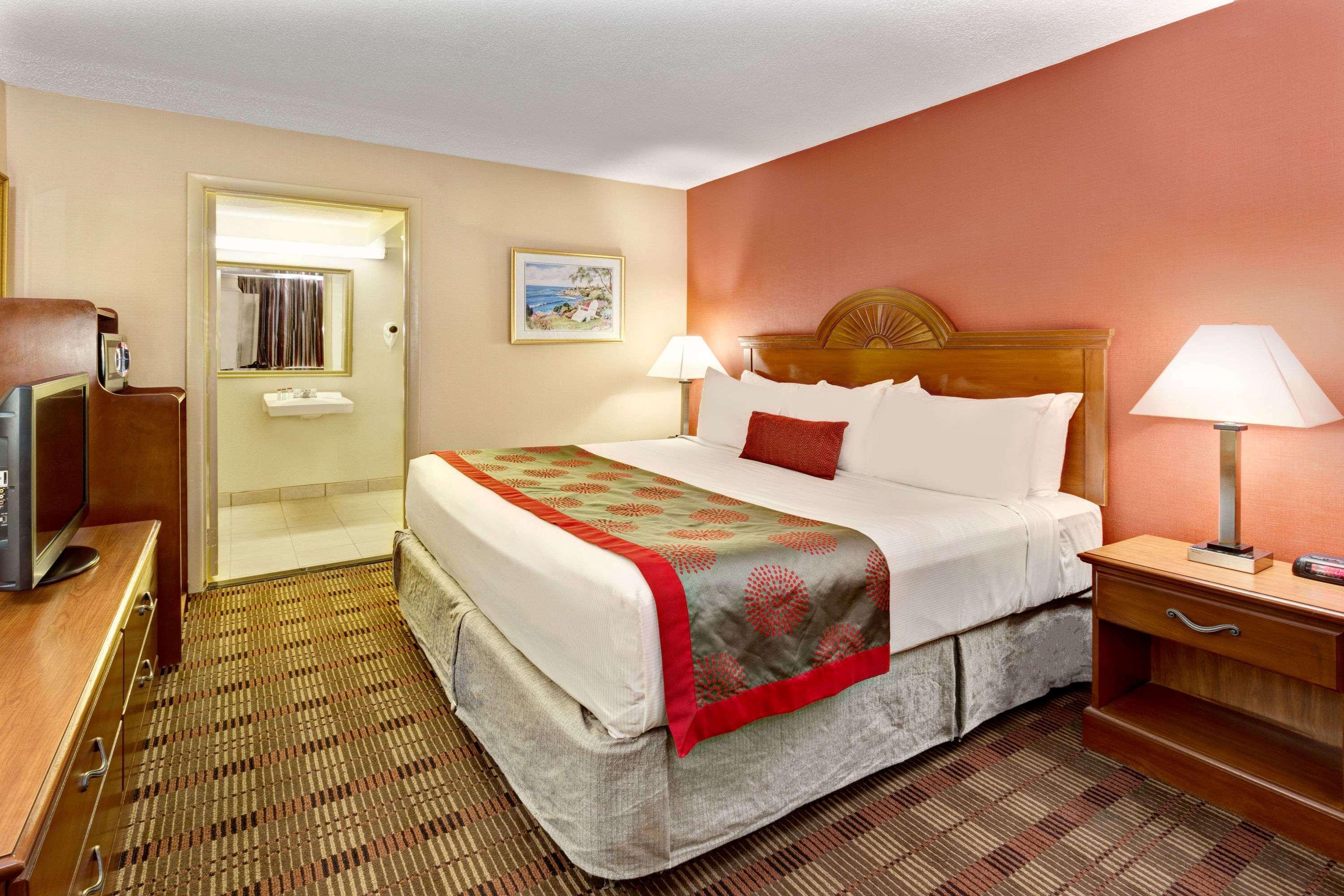 Ramada By Wyndham Baltimore West Eksteriør billede