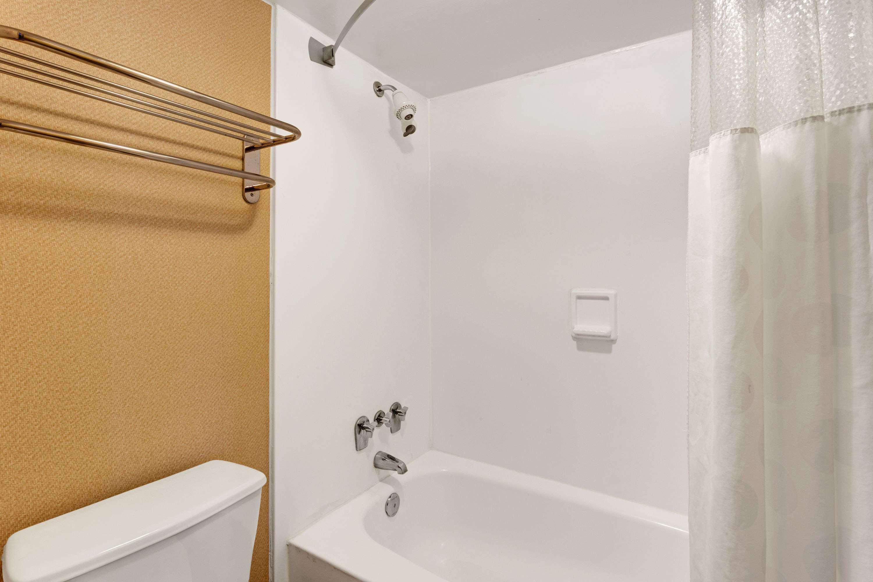 Ramada By Wyndham Baltimore West Eksteriør billede