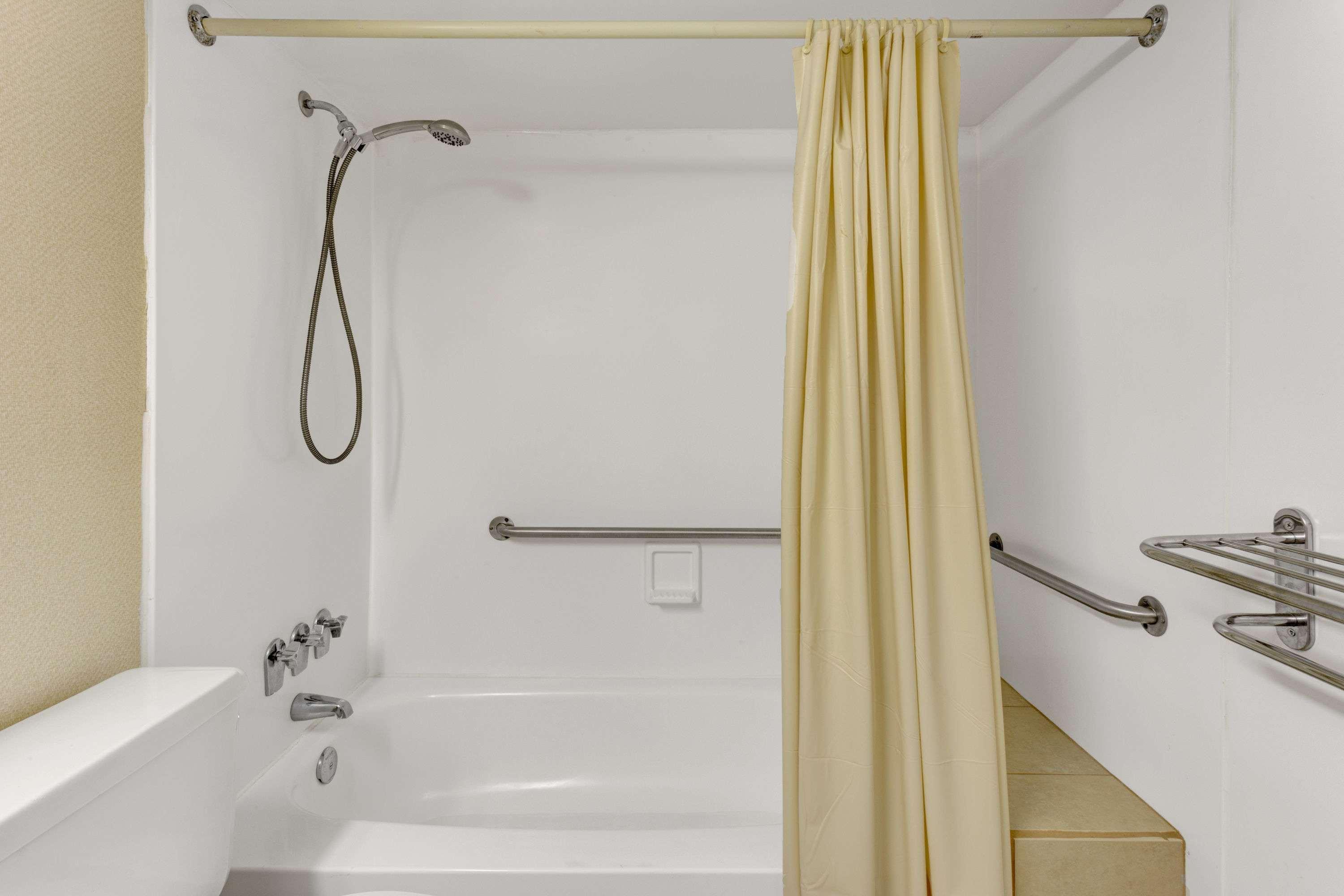 Ramada By Wyndham Baltimore West Eksteriør billede