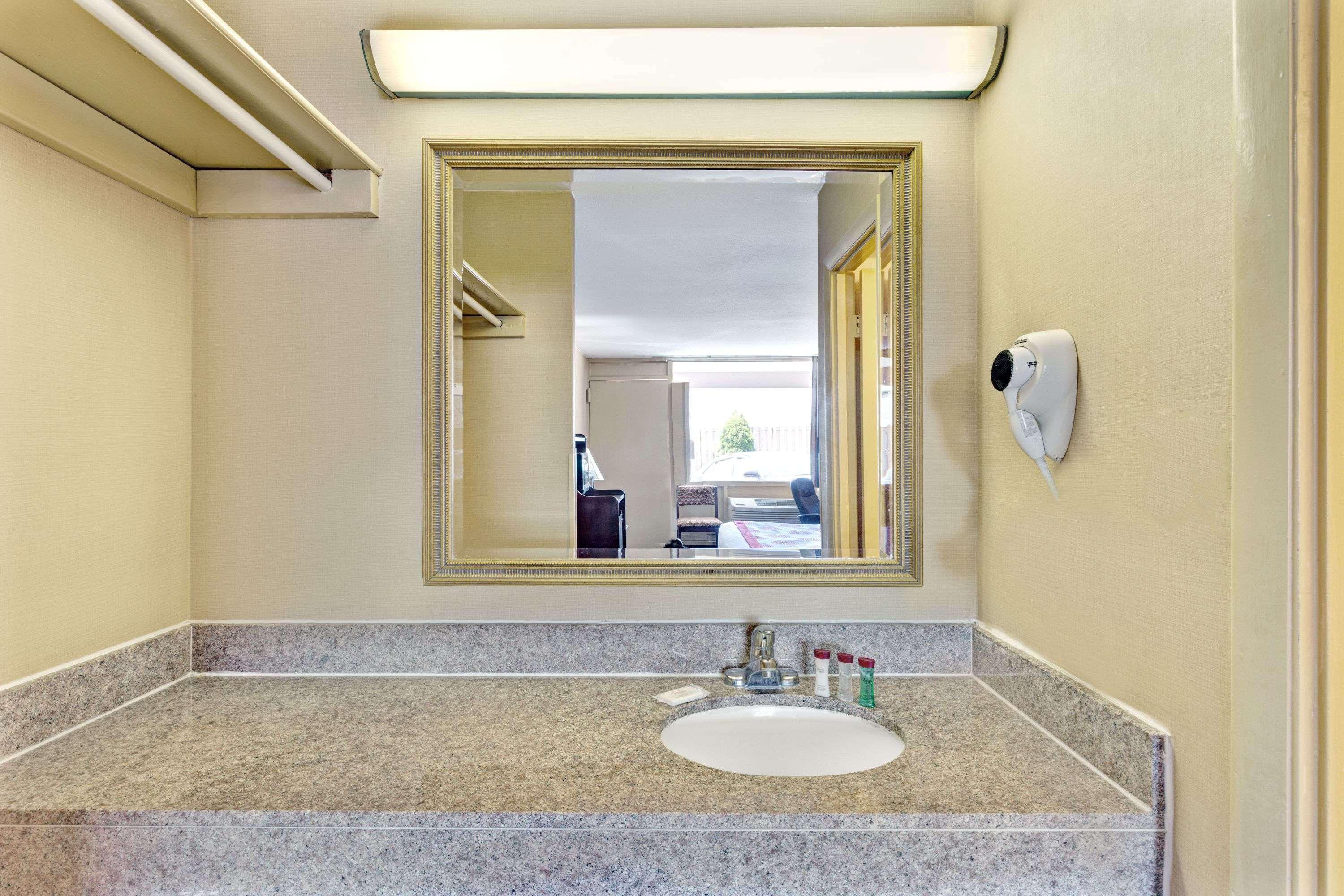 Ramada By Wyndham Baltimore West Eksteriør billede